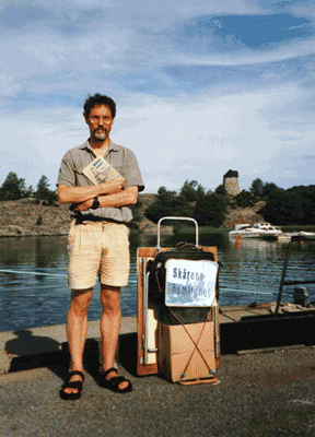 Bokbord, kontor och böcker på handkärran